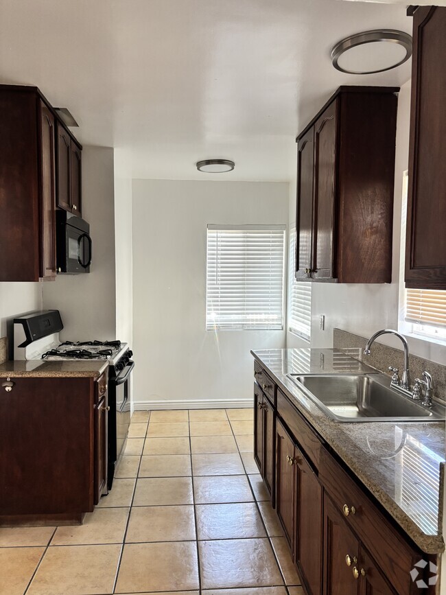 Building Photo - 6107 S Hobart Blvd