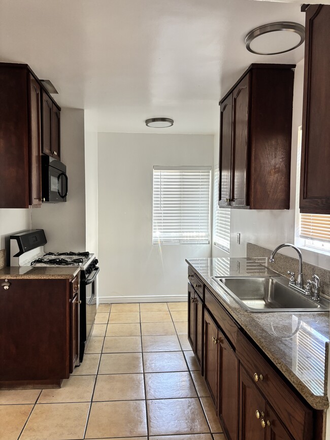 Building Photo - 6107 S Hobart Blvd
