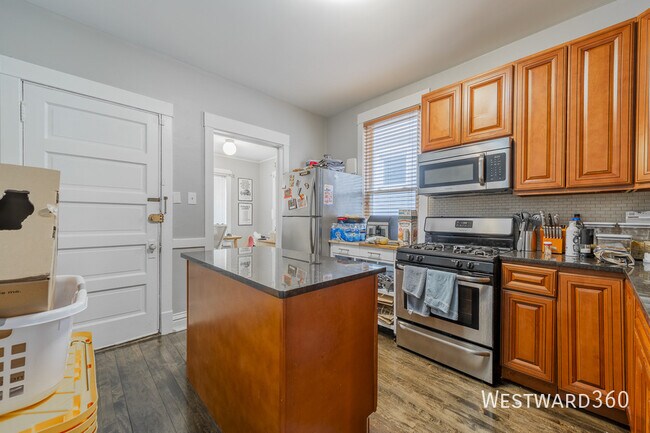 Foto del edificio - 3707 N Bosworth Ave