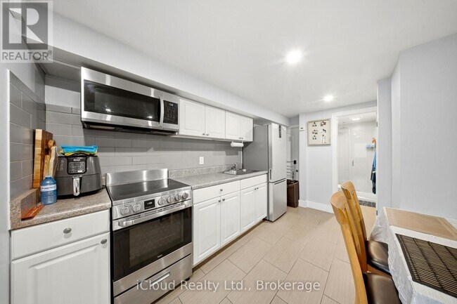 Photo du bâtiment - 1226 Lansdowne Ave