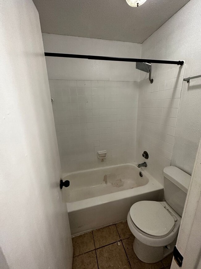 Building Photo - 5625 Antoine Dr
