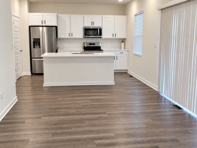 Building Photo - 13725 Sanibel St