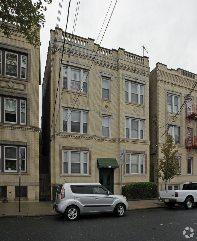 Primary Photo - 432 Wayne St