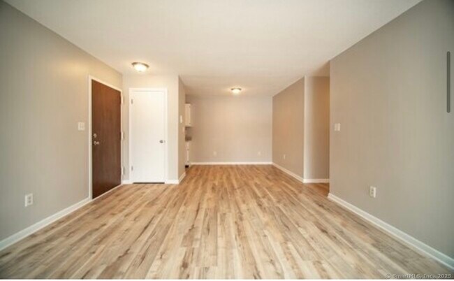 Foto del edificio - 28 Woodland Dr