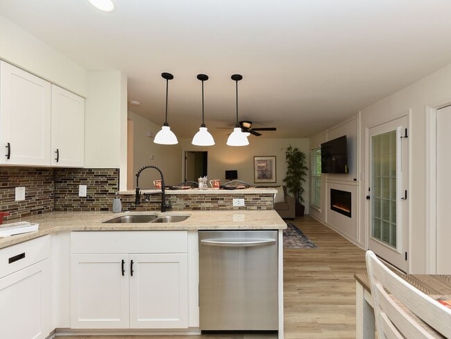 Building Photo - Beautifully Updated 1 Bedroom Condo!