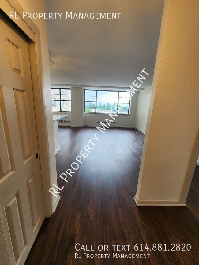 Building Photo - Luxury condo with 1 bedroom and 1 bathroom...