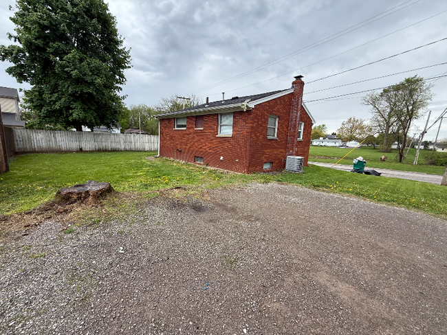 Building Photo - 913 Fox St