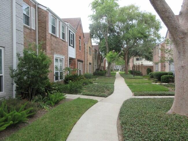 Foto del edificio - This charming 3-bedroom, 2.5-bath townhome in Memorial Club!
