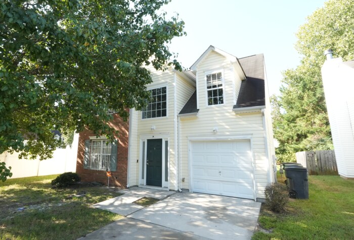Foto principal - A large spacious home in Charlotte - Pet f...