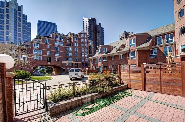 Photo du bâtiment - 400-4400 Eau Claire Ave SW