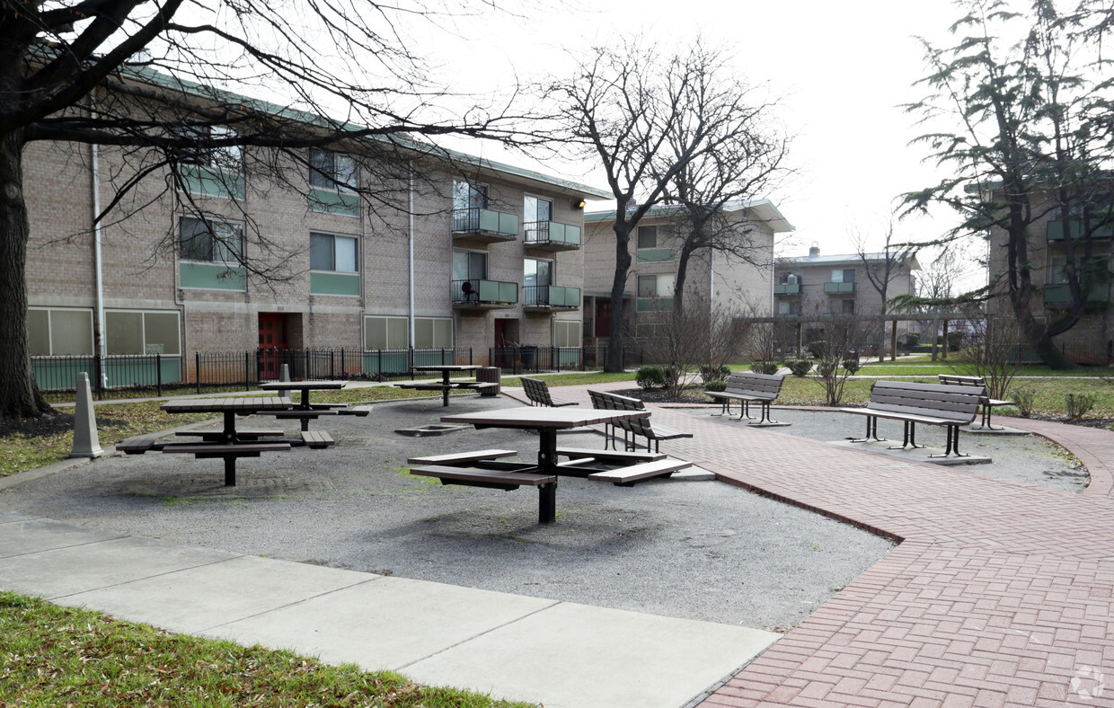 Foto del edificio - Kentucky Courts Apartments