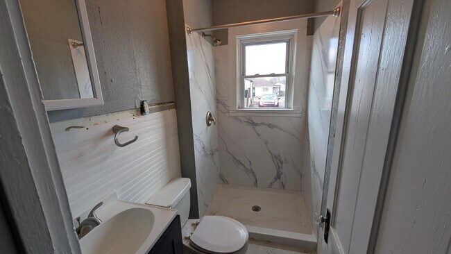 Foto del edificio - 400 E 9th St