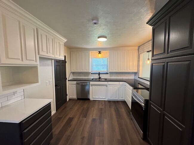 Foto del edificio - Stunning and trendy 3 bed 2 bath 2 car gar...