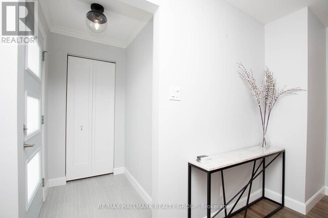 Building Photo - 929 Merivale Rd