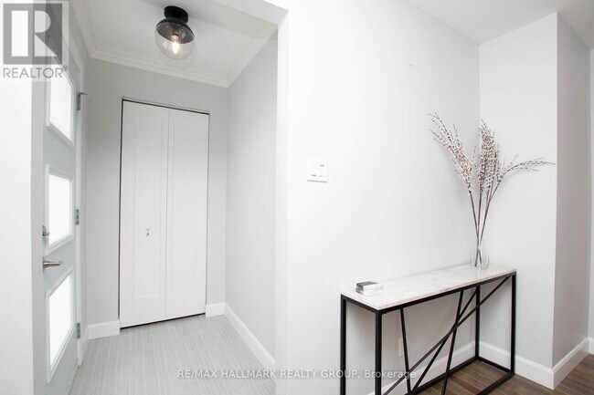 Photo du bâtiment - 929 Merivale Rd