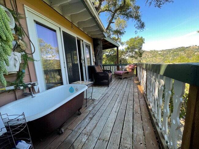 Foto del edificio - 19623 Grand View Dr