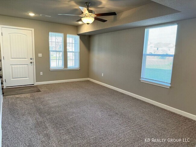 Building Photo - Newer 3 Bed Duplex in Blue Springs; Lee’s ...
