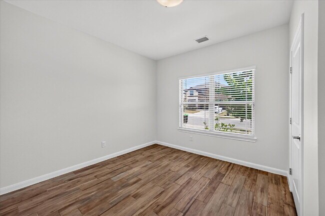 Building Photo - 1261 Rosebush Rd