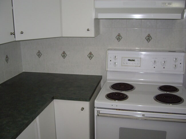 Building Photo - 6245 Av Lennox