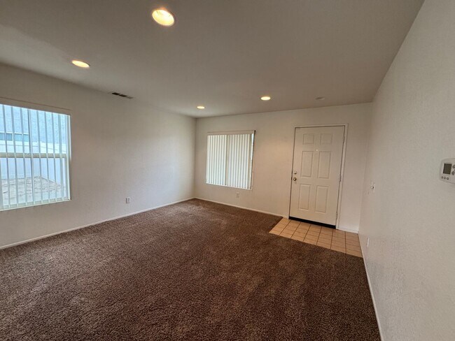 Foto del edificio - JUST REDUCED! Spacious 3 Bedroom Home in Victorville