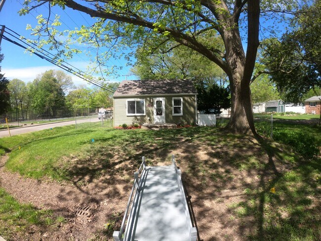 Building Photo - Completely redone Farmington Hills ranch!!...