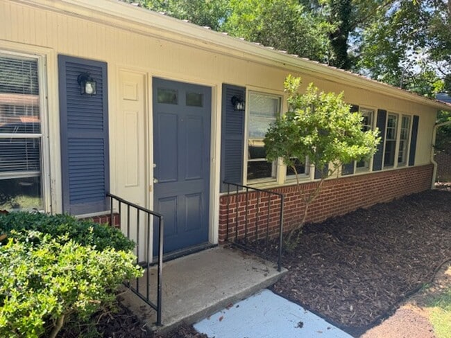Now Available! Newly Renovated 3 BR/2 BA i... - Now Available! Newly Renovated 3 BR/2 BA i... House