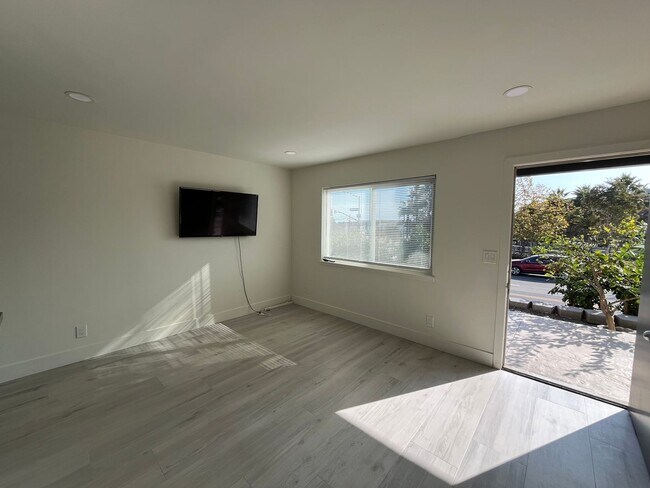 Foto del edificio - Beautifully Renovated Apartment Steps to t...