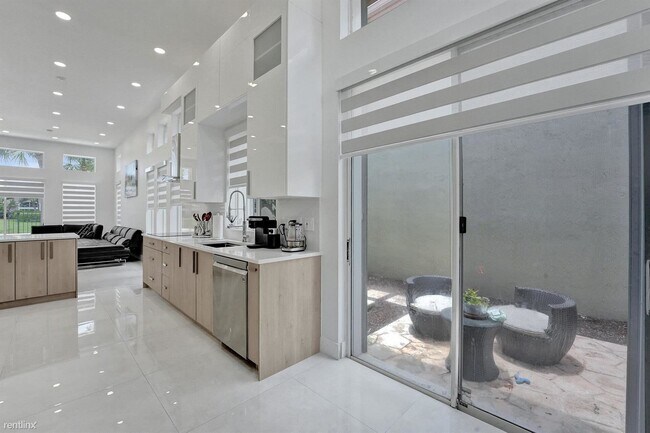 Foto del edificio - 3 br, 2.5 bath House - 6334 NW 24th St