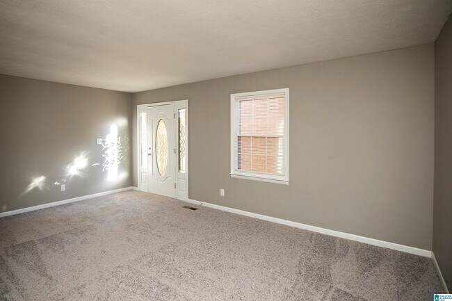 Building Photo - 906 Pinecliff Dr