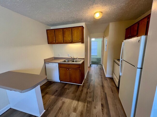Foto del edificio - *END UNIT* 1 Bed/1 Bath Apt., Water Included