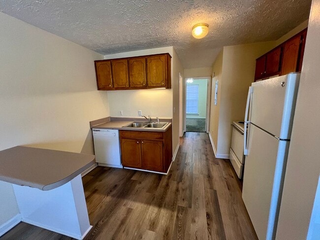 Building Photo - *END UNIT* 1 Bed/1 Bath Apt., Water Included