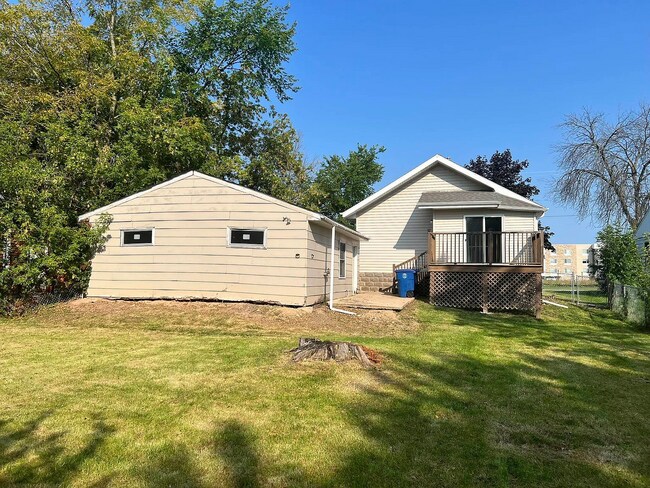 Foto del edificio - 1725 Oshkosh Ave