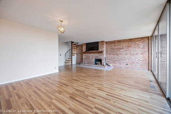 Foto del edificio - 5600 Hillcrest Ln