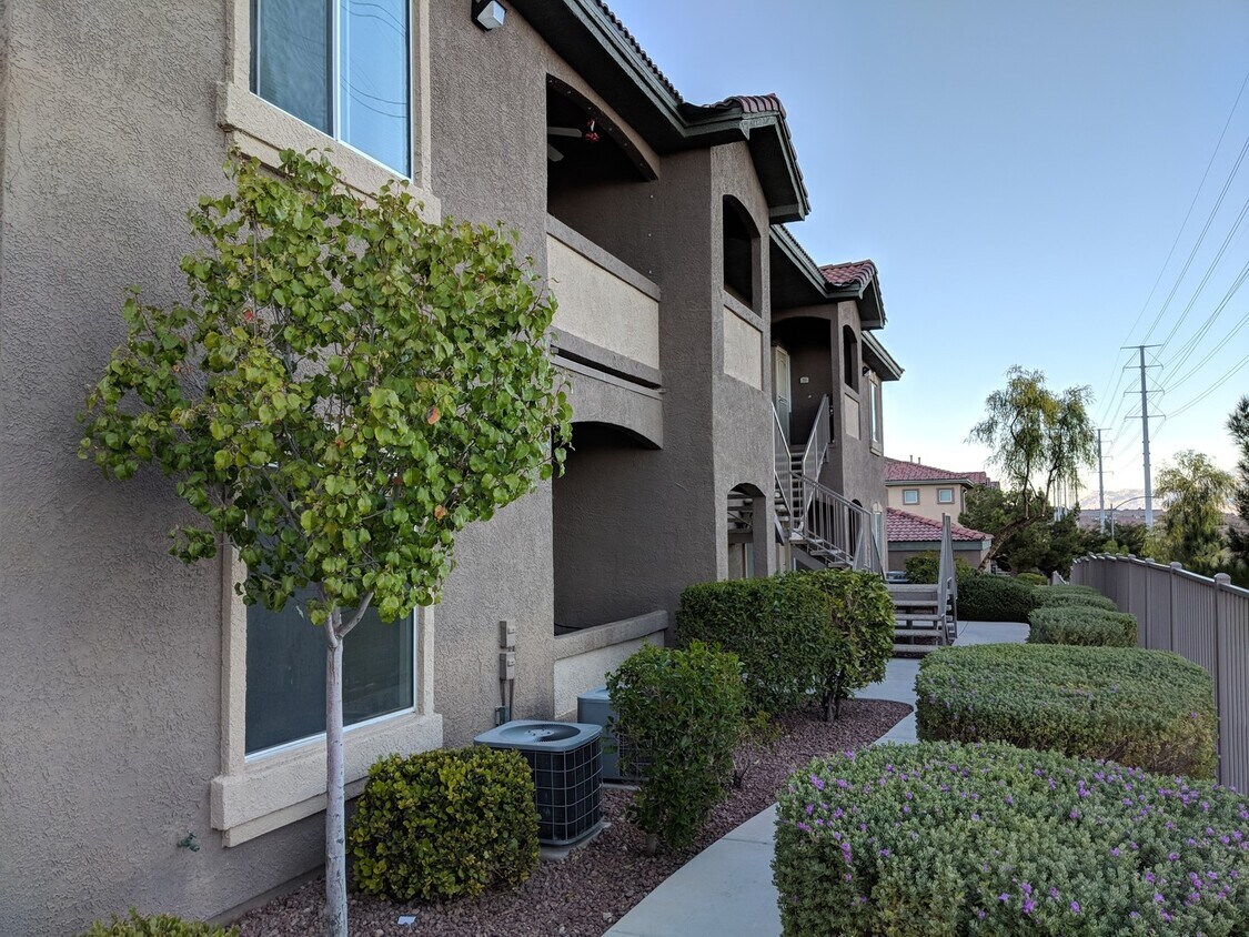 Foto principal - 3504 Desert Cliff St