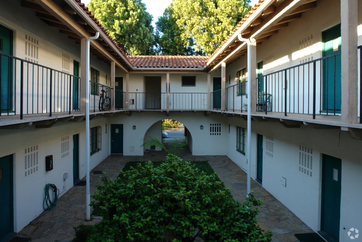 Building Photo - 2333 De La Vina St