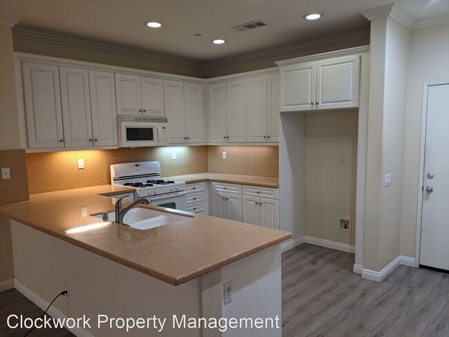 Building Photo - 4 br, 3.5 bath House - 12492 Castelo Ln