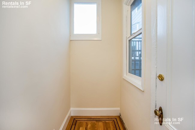 Building Photo - 553 Duboce Ave
