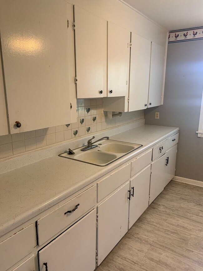 Foto del edificio - 2 bedroom, 2 bath house located near water...