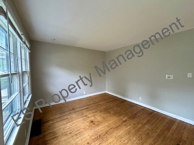 Foto del edificio - Brick 2 Bedroom, 1 full bath 1/2 duplex on...