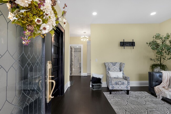 ¡Casa remodelada de 4 dormitorios y 2 baños completos! - 1756 Oak St