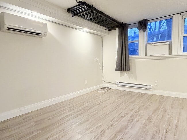 Building Photo - 1495 Gladstone Ave