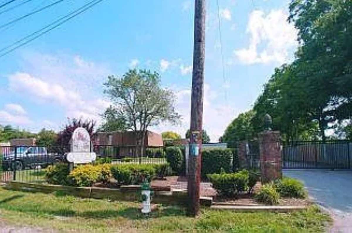 Primary Photo - 420 Walton Ln