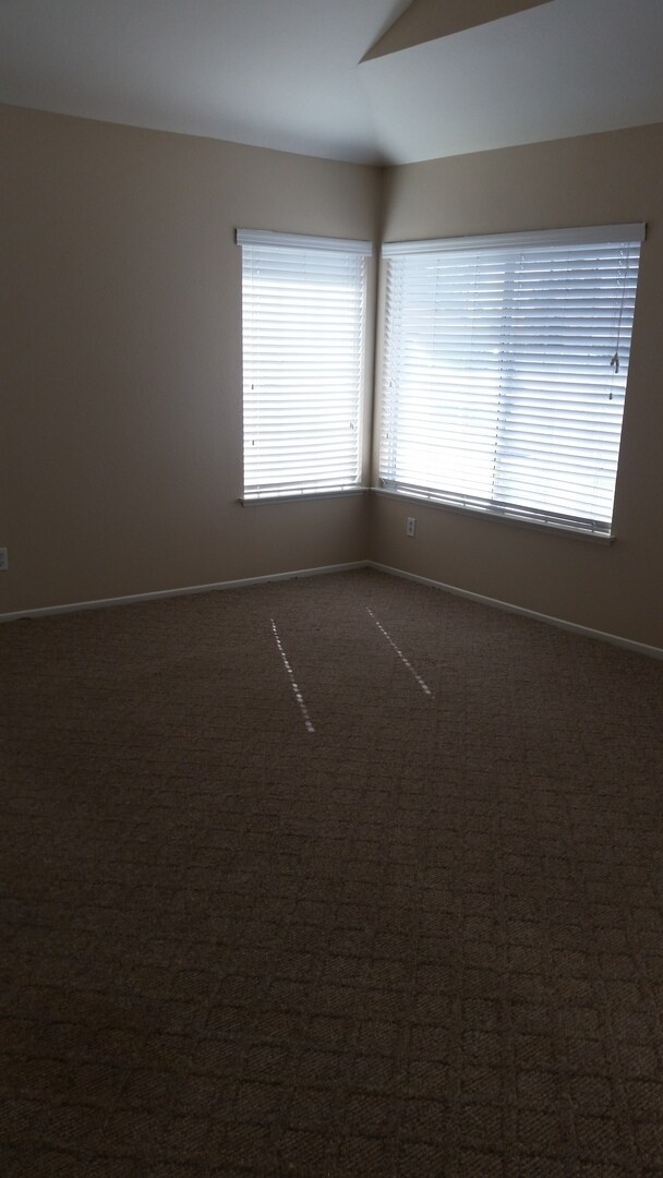 Foto del edificio - POOL FOR THE SUMMER! SPACIOUS 4 BEDROOM 3 BATH EAGLE RANCH HOME