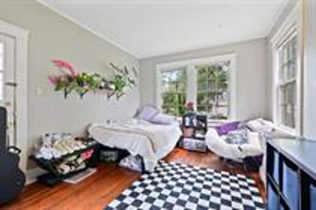 Building Photo - Adorable Cottage Just Steps from LSU's Cam...