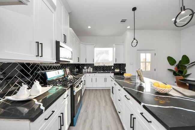 Foto del edificio - 8533 Amadwe St