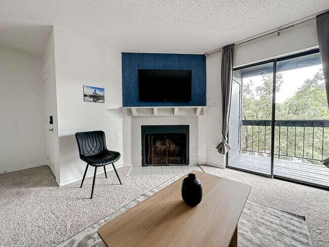 Foto del edificio - 1030 1/2 Clayton Ln