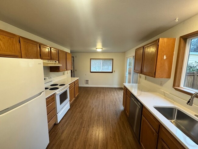 Building Photo - Bothell Duplex w/ Spacious Yard