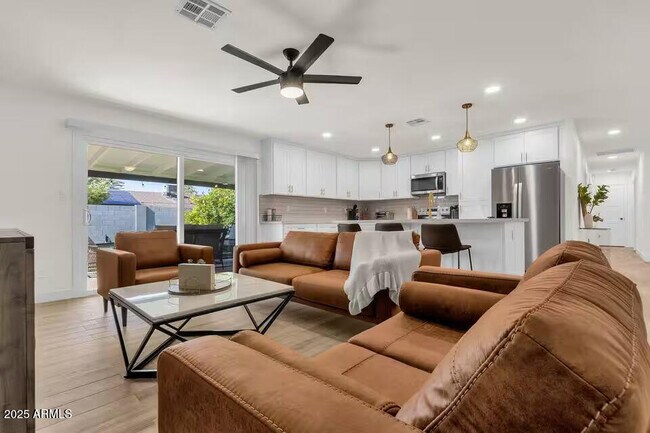 Foto del edificio - 2452 E Manhatton Dr