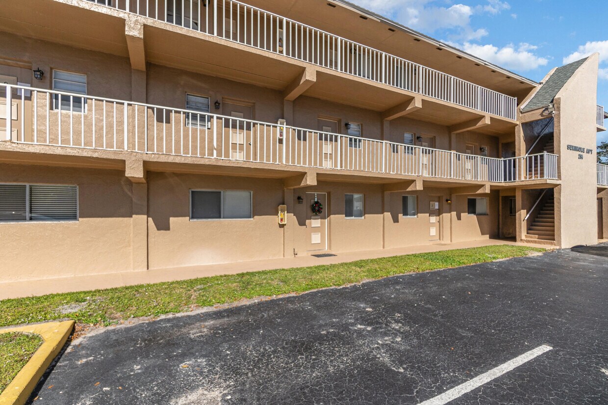 Foto principal - 204 Seminole Ave W
