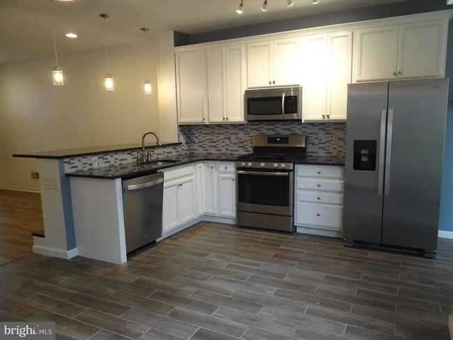 Building Photo - 107 Country Ln